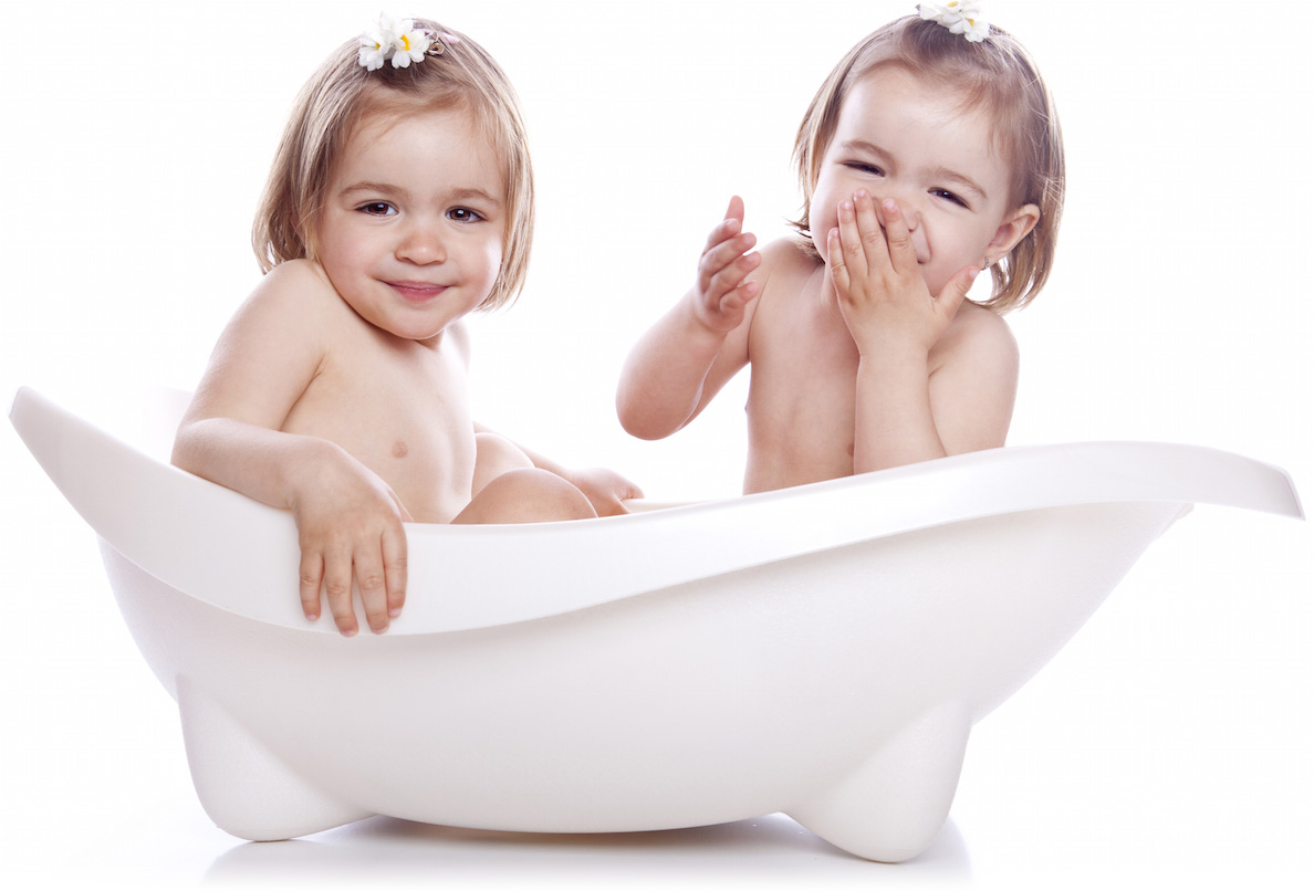 Дети купаются в ванной