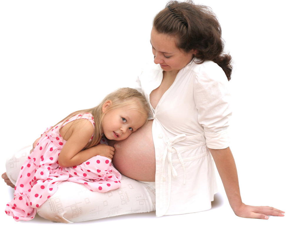 Беременная мама с дочкой