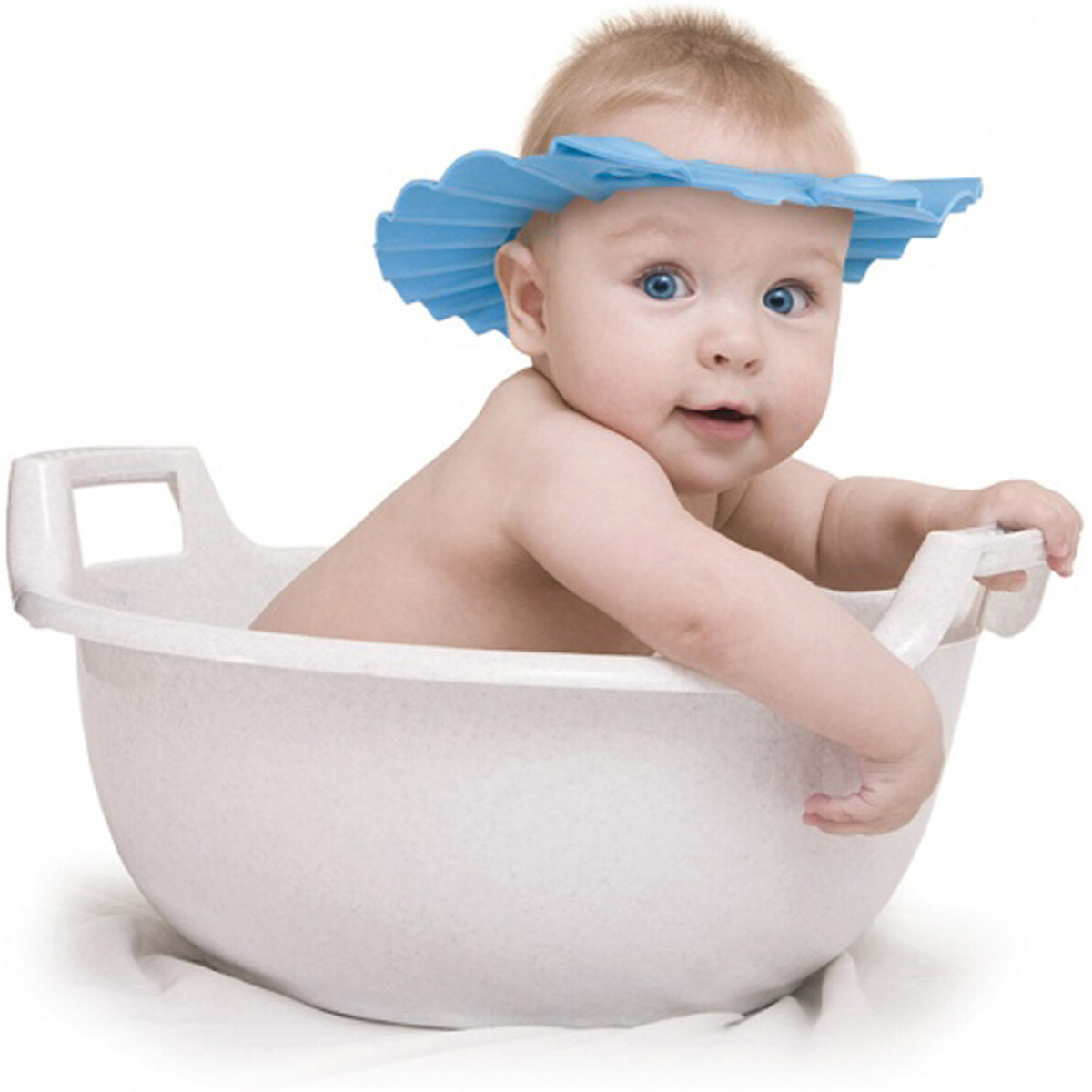 Малыш в ванночке